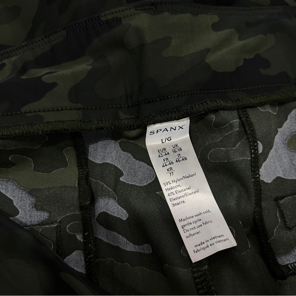 Spanx Sunshine Camo Green Shorts Pull-On Size Large Stretchy Comfy - Picture 8 of 8